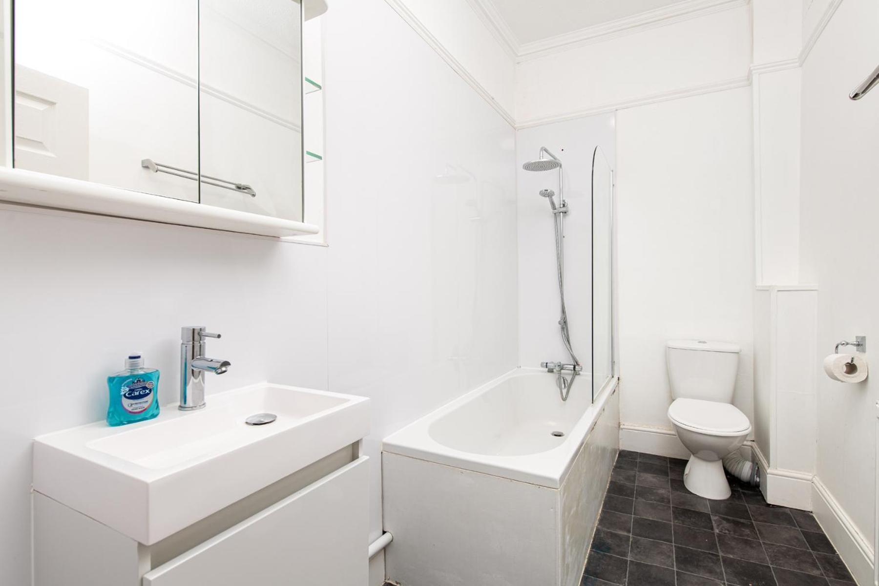 Apartment Flat-2bed-free Parking-by Fabaccommodation